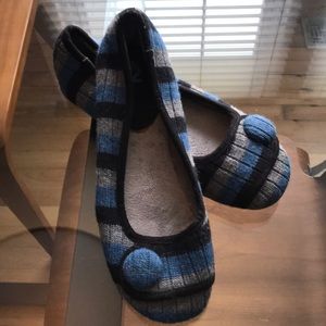 R2 (Report) flat cloth slip on shoe. Size 10.